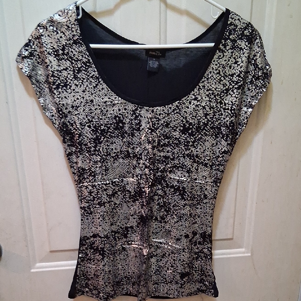 Rue21 Black and Silver Short Sleeve Top